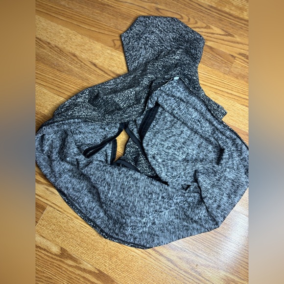 Lululemon Vinyasa scarf- many possible ways to wear it!🖤 - Picture 6 of 11